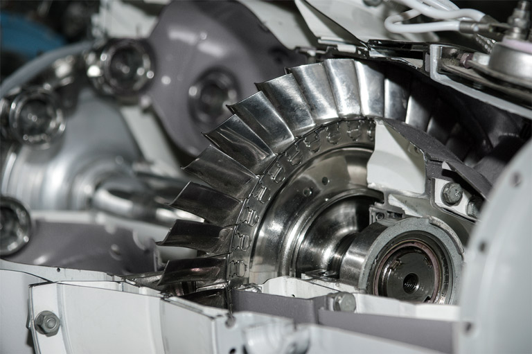 Roue de turbine métallique avec des pales dans un environnement de machine de précision.