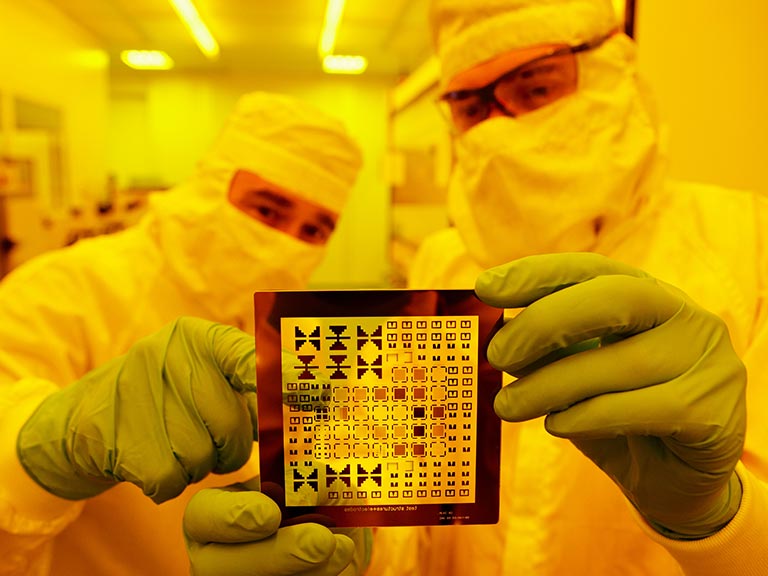 Wafer und Person mit Maske 