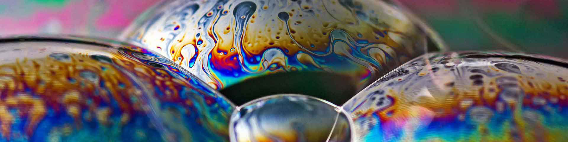 Bolle di sapone con motivi di interferenza colorati su sottili pellicole liquide
