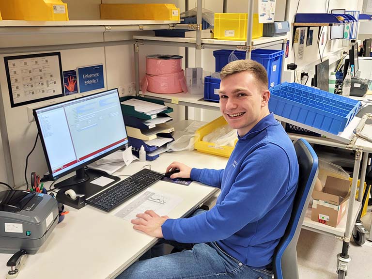 Nico an seinem Arbeitsplatz im Lager
