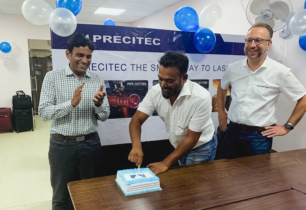 Découpe du gâteau lors de l'inauguration de Precitec Inde