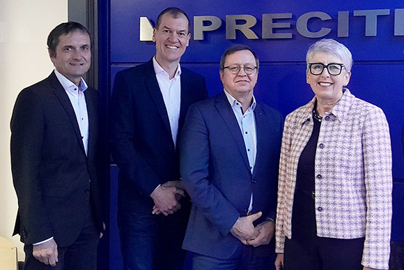 Bild der Spendenübergabe an den Bürgermeister und einer Mitarbeiterin der Stadt Gaggenau Entrega de la donación a los empleados de la ciudad de Gaggenau