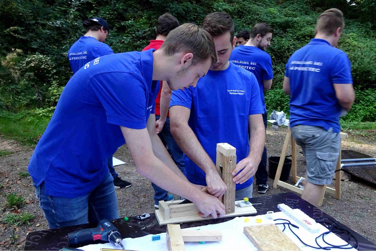 Lasermaterialbearbeitung Teamevent Impulsreaktion neue Auszubildende bauen Kettenreaktion