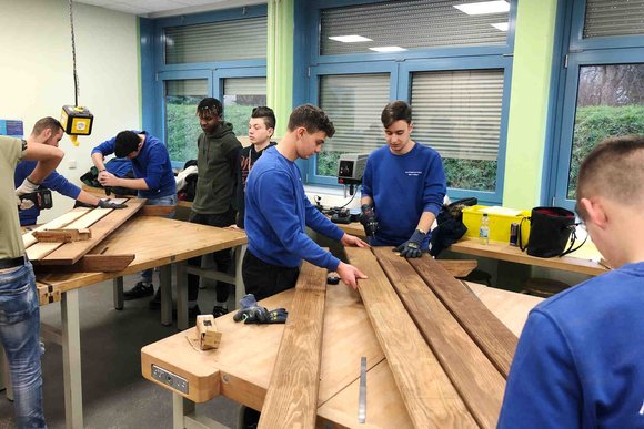 Lasermaterialbearbeitung Azubis zeigen Azubis zeigen soziales Engagement Lasermaterialbearbeitung Azubis zeigen Azubis zeigen soziales Engagement