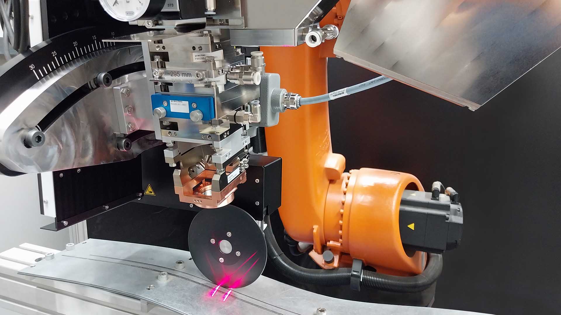 WeldMaster Pressure Wheel - welding optics with pressure roller for high-quality laser welding processes in the application