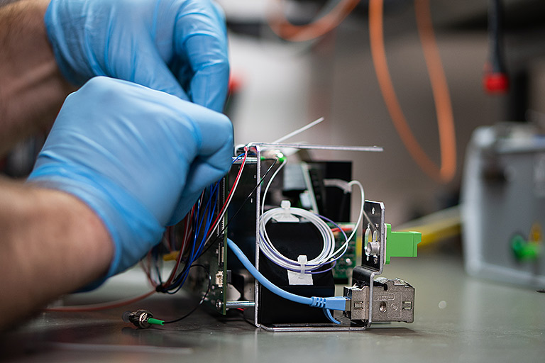 Nahaufnahme einer fachgerechten Reparatur eines Sensors bei Precitec 3D Messtechnik, durchgeführt mit höchster Präzision.